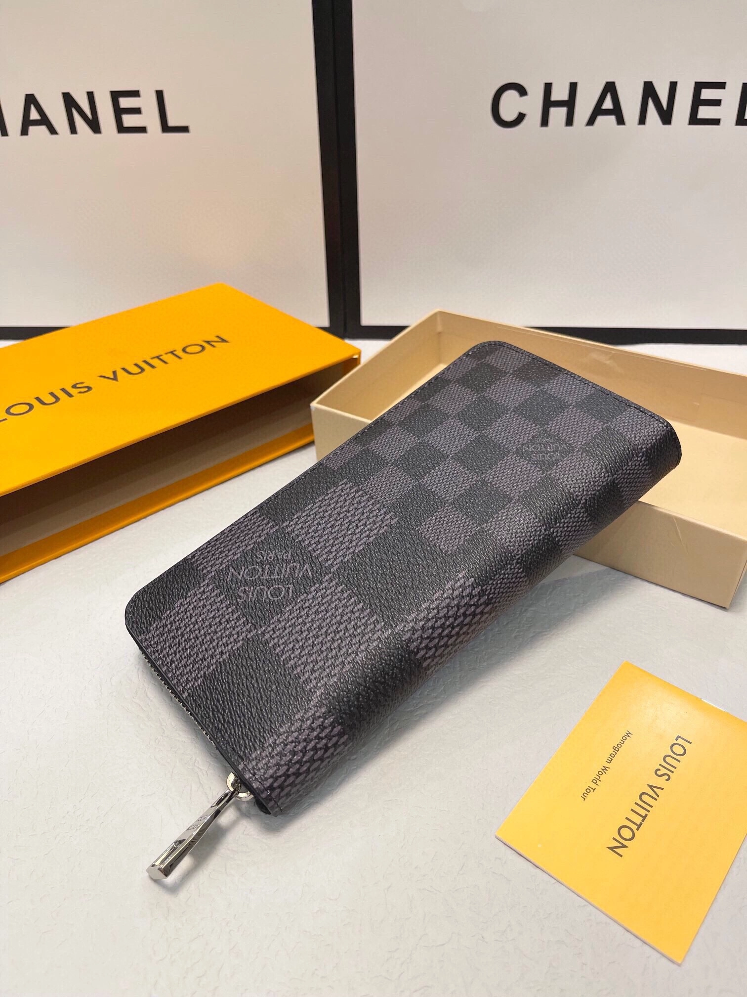 Louis Vuitton Purse30